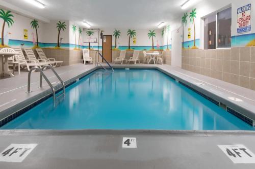 堪萨斯城堪萨斯城国际机场戴斯酒店的大楼内的一个蓝色海水游泳池