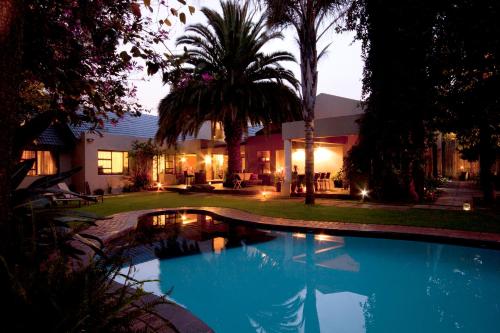肯普顿帕克African Rock Hotel and Spa的一座房子的院子内的游泳池