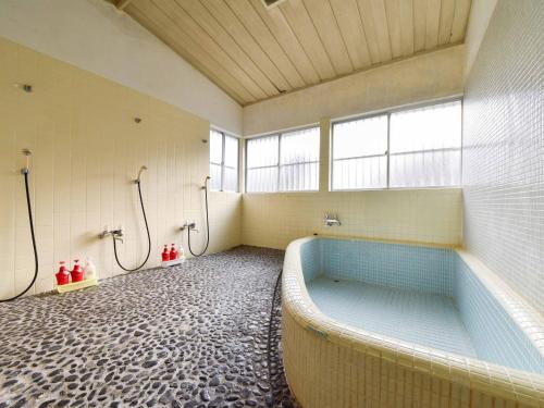 MurotoMisaki Kanko Hotel的带窗户的客房内设有带大浴缸的浴室