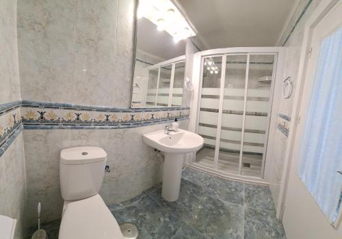 内尔哈CASA EN EL CENTRO HISTORICO的一间带卫生间和水槽的浴室