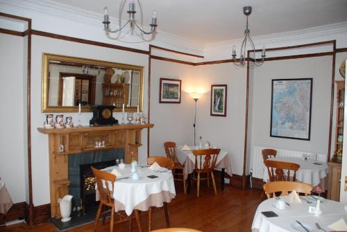 温德米尔德纳哈斯特宾馆的一间带桌子和壁炉的用餐室