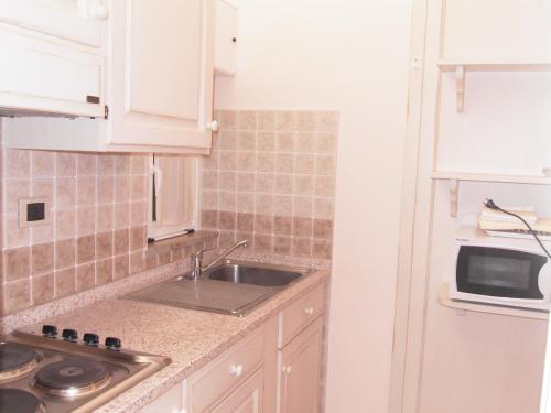 阿拉西奥Residence Panama的厨房配有水槽和微波炉