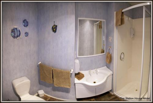 科灵伍德站楼汽车旅馆的一间带水槽、卫生间和淋浴的浴室