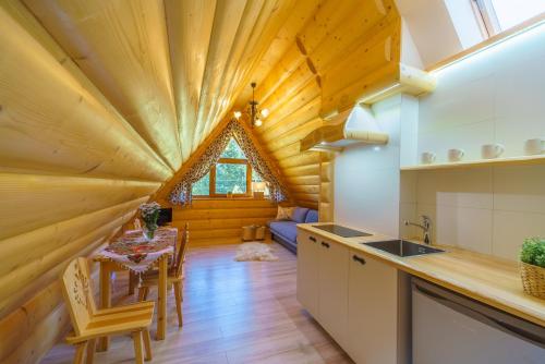 考斯赛力克Widokówka Tatry Pokoje i Apartamenty的小木屋内的厨房和用餐室