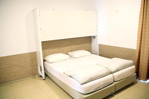 恩波其克HI - 马萨达旅舍的一张带双层床架的床铺