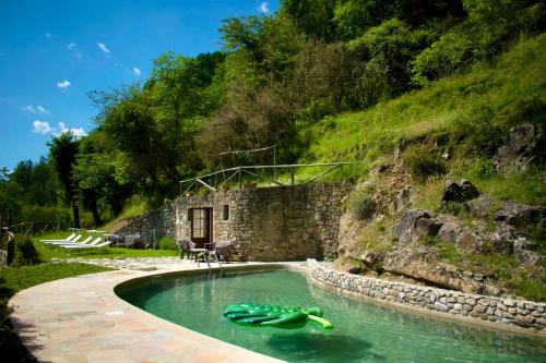 巴尼－迪卢卡皮安迪里菲莫农家乐的一个带两个充气隔水器的游泳池