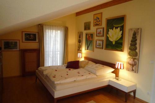 柏林Gästehaus im Park的一间卧室设有一张大床和一个窗户。