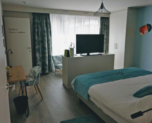 弗尔内B & B De Veurnse Slaper的一间卧室配有一张床和一台平面电视