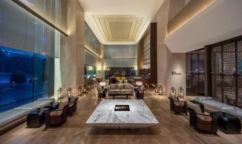 重庆重庆丽晶酒店，洲际酒店集团旗下的大堂,设有沙发和椅子
