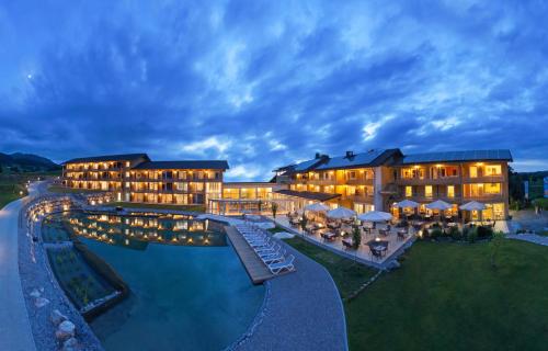 内森尔旺尼瑟尔万格酒店的享有带游泳池的度假村的空中景致