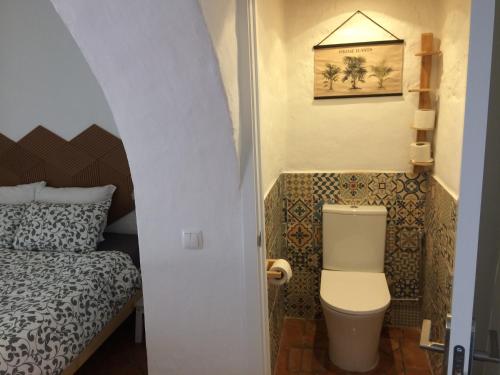 马林堡Quinta da Fornalha - Santuario Agroecologico的一间带卫生间和床的小浴室