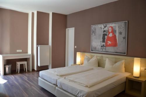 吕德斯海姆莱因斯坦酒店的卧室配有一张白色大床