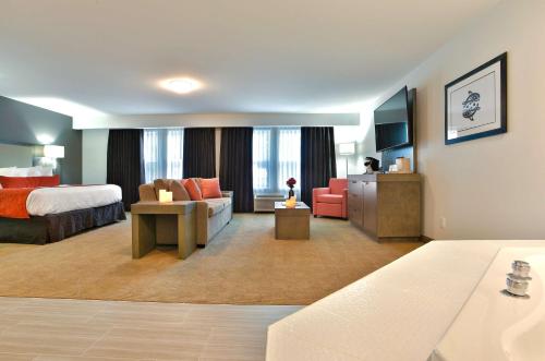 邓肯考伊琴山谷贝斯特韦斯特酒店 的酒店客房设有床和客厅。