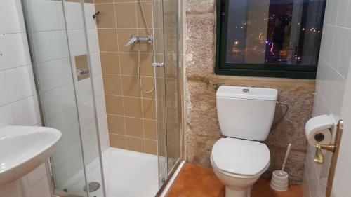 雷东德拉Hospedaje Bahía de San Simon的带淋浴、卫生间和盥洗盆的浴室