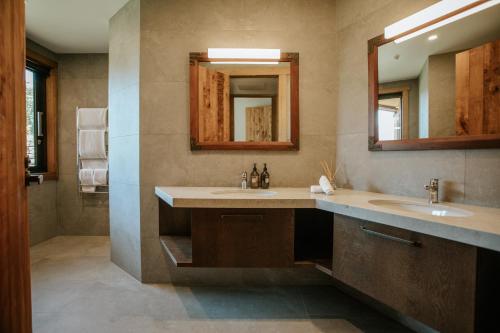 皇后镇斯通里奇村旅馆的浴室设有2个水槽和镜子