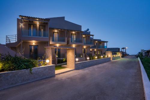 马莱迈Aegean Breeze Luxury Apartments的路旁灯的房子