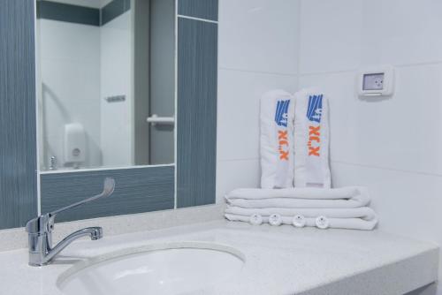 基布兹恩戈蒂HI - 恩戈蒂旅舍的浴室配有盥洗盆、镜子和毛巾