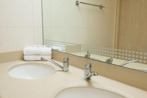 米茨佩·拉蒙米茨佩拉蒙HI旅舍的一间带水槽和镜子的浴室