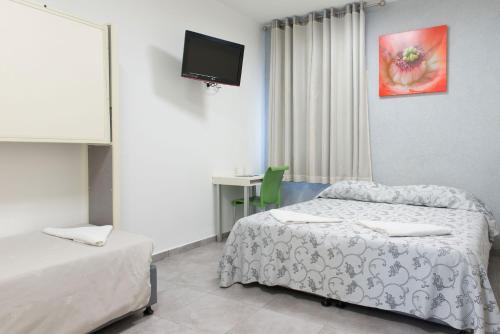 米茨佩·拉蒙米茨佩拉蒙HI旅舍的客房设有两张床和一台墙上的电视。