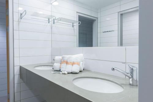 海法HI - Haifa Hostel的浴室设有2个水槽和2面镜子