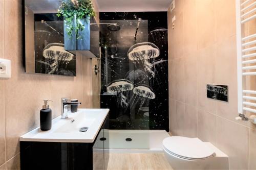 圣贝内代托-德尔特龙托Casa Gabry Design a due passi dal centro e dal mare的浴室配有卫生间、盥洗盆和淋浴。