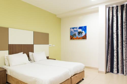 Poriyya海珀瑞亚旅舍的一间卧室设有一张大床和一个窗户。