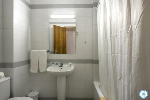 阿尔布费拉科利纳多玛酒店的一间带水槽、卫生间和镜子的浴室