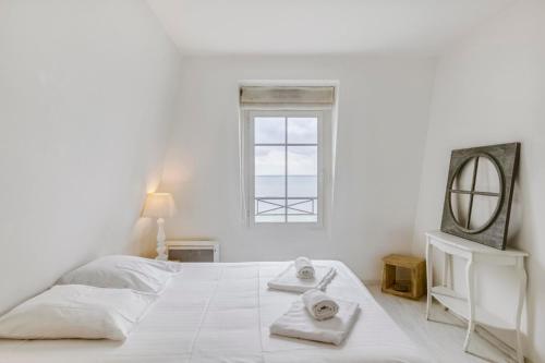 圣马洛Le Grand Sillon的白色的卧室配有一张白色的大床和镜子