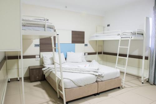 阿卡HI - 阿卡骑士旅舍的一间设有两张双层床的客房