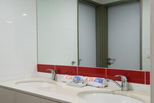 阿卡HI - 阿卡骑士旅舍的浴室设有2个水槽和2面镜子