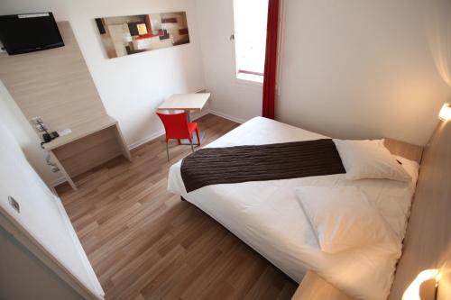 盖拉德日尼瓦公寓的一间卧室配有一张床、一张桌子和一把椅子