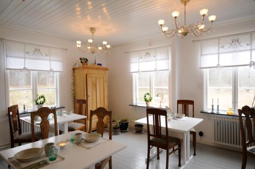 Gerlesborg维拉艾克瓦乐恩住宿加早餐酒店的用餐室设有桌椅和窗户。