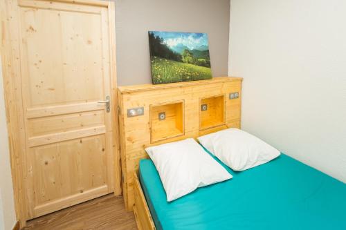 Saint-Andéol克洛斯前恩韦科尔度假屋的一间小卧室,配有木床和门