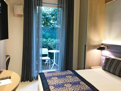 里乔内Hotel Villa Hermosa的酒店客房设有床和窗户。