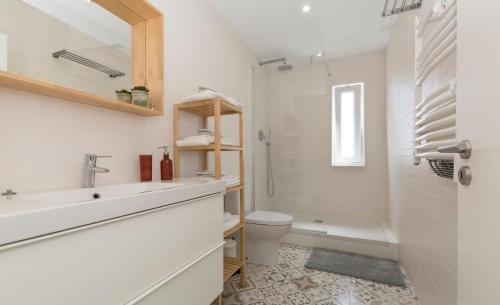 蒙蒂茹OrangeTreeHouses的一间带水槽、卫生间和淋浴的浴室