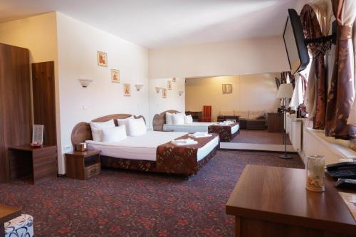巴亚马雷丰塔纳旅馆的酒店客房配有两张床和一张书桌