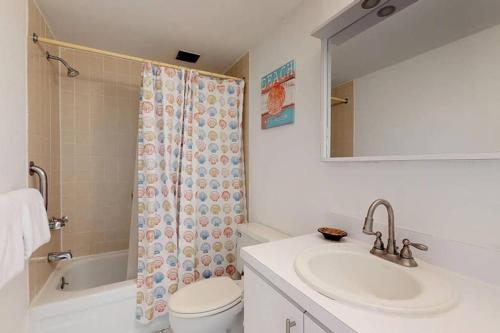 乌马考Beach Villa 233的一间带水槽、卫生间和淋浴的浴室