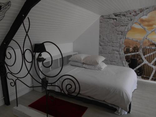 博韦奥尼德度迪尔酒店的一间卧室配有一张石墙床