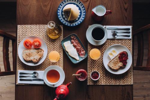 伊扎洛卡萨的桑塔尤夏酒店的木桌,带盘子的食物和咖啡杯