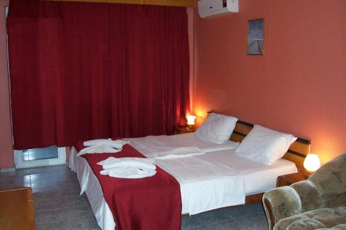 拉夫达纳丽旅馆的酒店客房,设有两张带红色墙壁的床