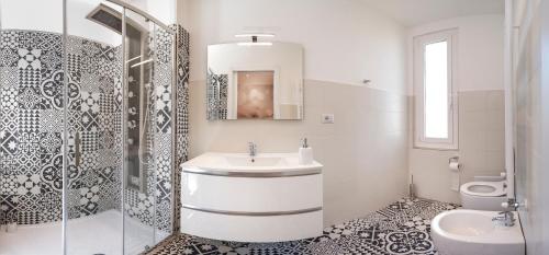 圣玛格丽塔-利古雷Il Maestrale的白色的浴室设有水槽和卫生间。