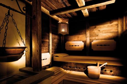 伊施格尔Hotel Garni Castel B&B的木屋内带桑拿浴室的房间