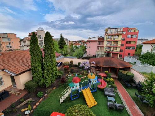 布尔加斯Family Hotel Kedara的后院的空中景色,带一套游戏