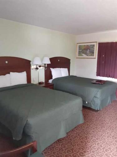 DuncansvilleWYE Motor Lodge Duncansville - Altoona的一间酒店客房,房间内设有两张床