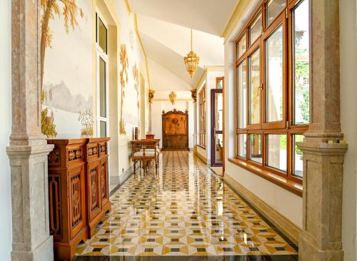 辛特拉辛特拉马莫里斯酒店的走廊设有格子地板和窗户