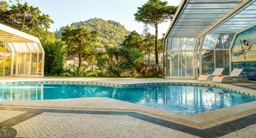 辛特拉辛特拉马莫里斯酒店的房屋中间的游泳池