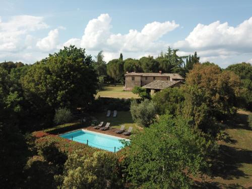 锡耶纳波尔格风笛度假屋的享有带游泳池的房屋的空中景致