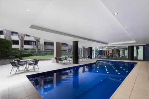 悉尼悉尼情人港阿迪娜公寓式酒店的房屋中间的游泳池