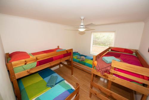潘尼萧彭纳肖阿森登度假屋的天花板客房内的两张双层床