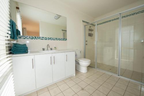 潘尼萧彭纳肖阿森登度假屋的带淋浴和卫生间的白色浴室